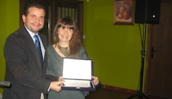 Soledad Vidal recoge el premio a la tapa más popular en la VI ruta de la tapa