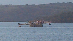 Hidroavión carga en el embalse Rivera de Gata Jálama Martín Mangas 17042014