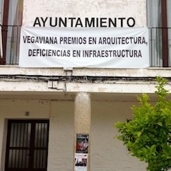 Pancarta en el ayuntamiento de Vegaviana