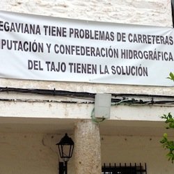 Una de las siete pancartas en Vegaviana