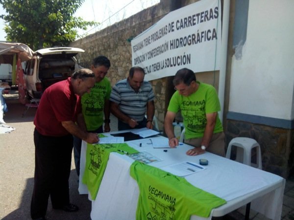 Recogida de firmas para el arreglo de las carreteras de Vegaviana
