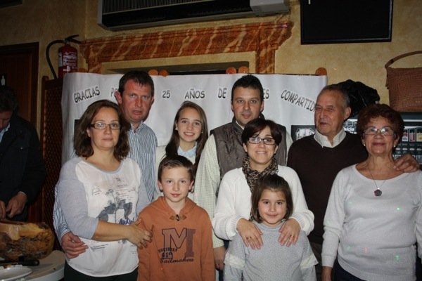 Tres generaciones de la familia Acosta Torres en el XXV Aniversario del Bar Avenida