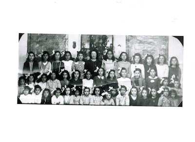 La maestra Juana Mateos con sus alumnas de Villanueva de la Sierra, en la década de los años cuarenta
