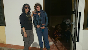 Carolina Picapiedra y La Mala García en la puerta de La Granja de las Niñas