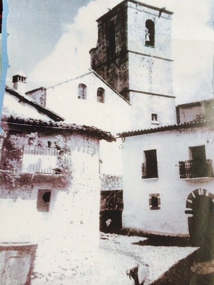 El pilar de la iglesia, el regato del recuerdo y el templo y campanario de Viva de la Sierra.