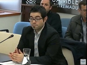 Un momento de la intervención de Ismael Carmona (OSCEC) ante la Comisión de Educación y Cultura de la Asamblea de Extremadura. 23/05/2015.