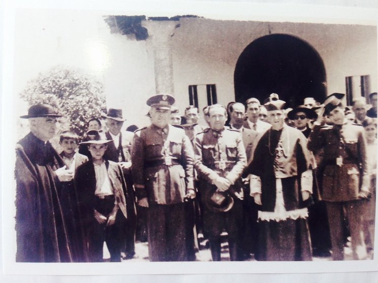 Visita pastoral del Obispo Llopis a Valverde del Fresno en 1951. IMAGEN DE JUAN ANTONIO PÉREZ MATEOS