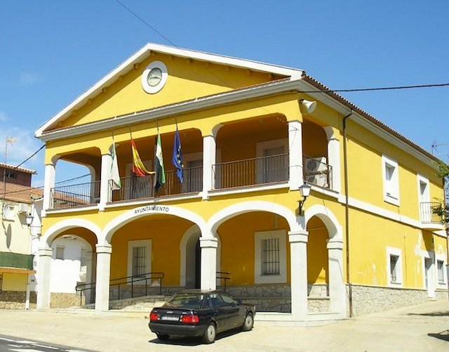 Ayuntamiento de Perales del Puerto. IMÁGEN DE SU WEB