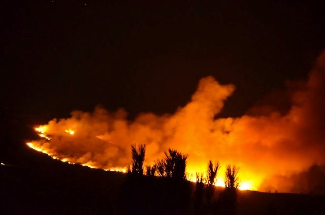 Incendio nocturno en Jálama. IMAGEN DE ROSA LORO