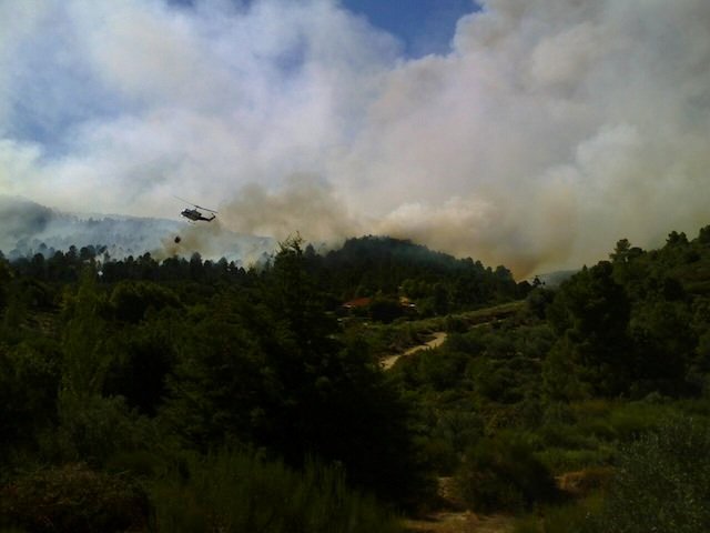 Un helicóptero descarga sobre el incendio de Acebo. CEDIDA a www.sierradegatadigital.es