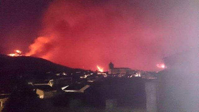 Vista nocturna del incendio acosando a Acebo. www.sierradegatadigital.es