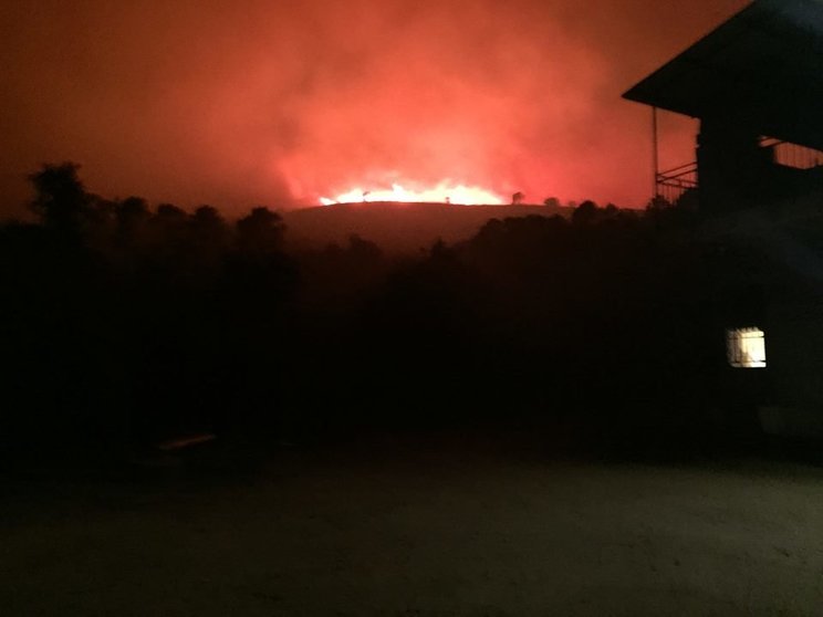 Imagen del incendio desde Acebo con dirección Hoyos. GUSTAVO EGIDO BLAS