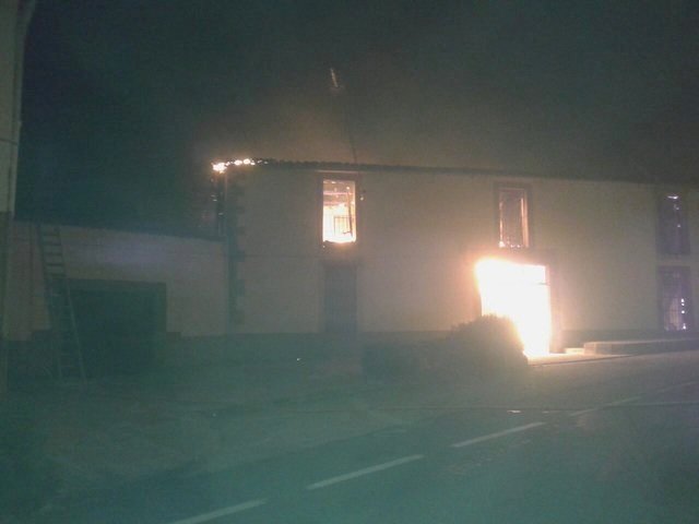 Antigua vivienda pasto de las llamas en el incendio de Hoyos en la madrugada del 8 de agosto