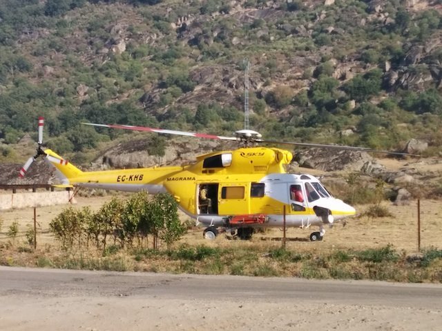 Helicóptero del MAGRAMA aterrizando en Cilleros esta mañana www.sierradegatadigital.es