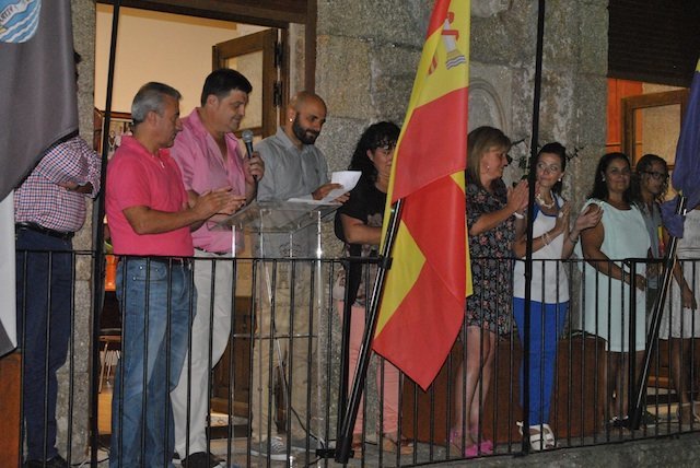 Alcaldes y concejales en el balcón de Cilleros. FERNANDO CORDERO CILLEROS NI MÁS NI MENOS
