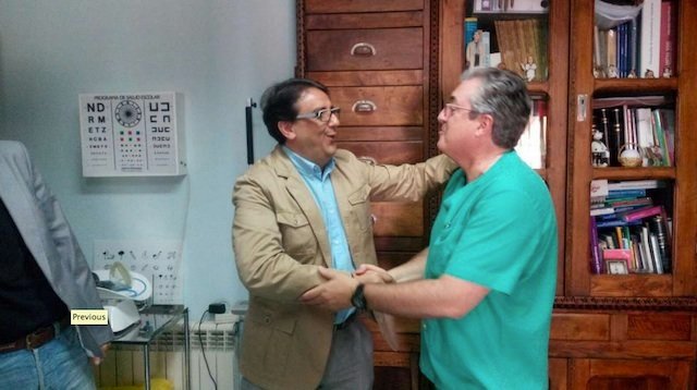 El consejero de Sanidad felicita al doctor Juan Carlos Parra