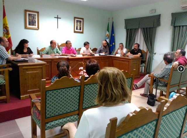 Manuel Mejías con los alcaldes serranos y la presidenta de la mancomunidad el día 14 en Perales del Puerto