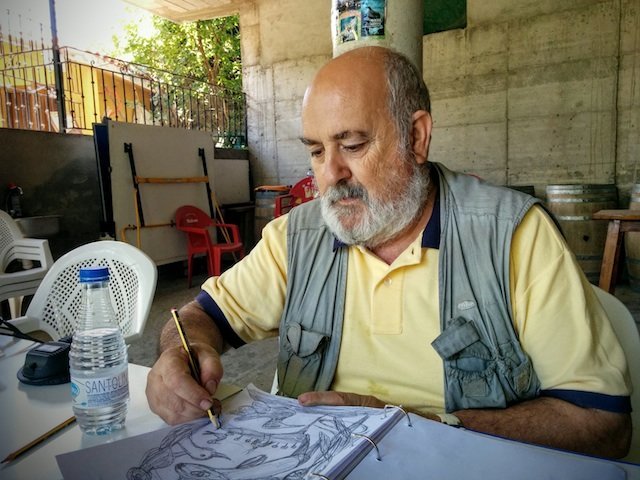 Chuchi realiza un dibujo sobre el garabato de Julián Puerto