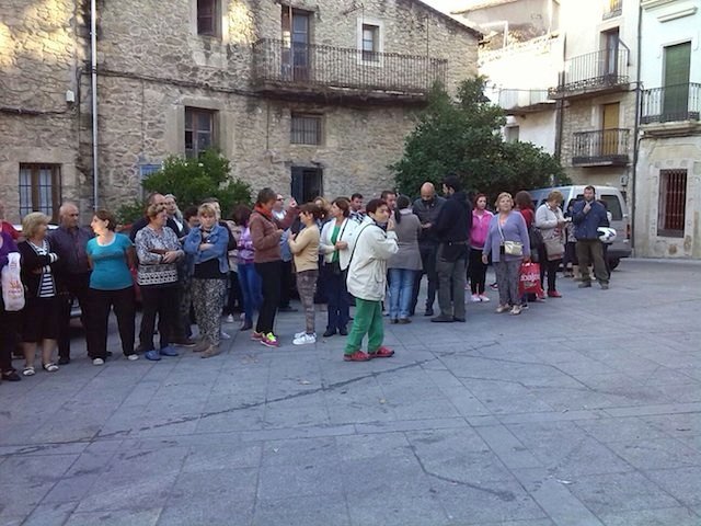 El alcalde soyano con los vecinos se concentran contra las condiciones laborales de Aplifoex www.sierradegatadigital.es