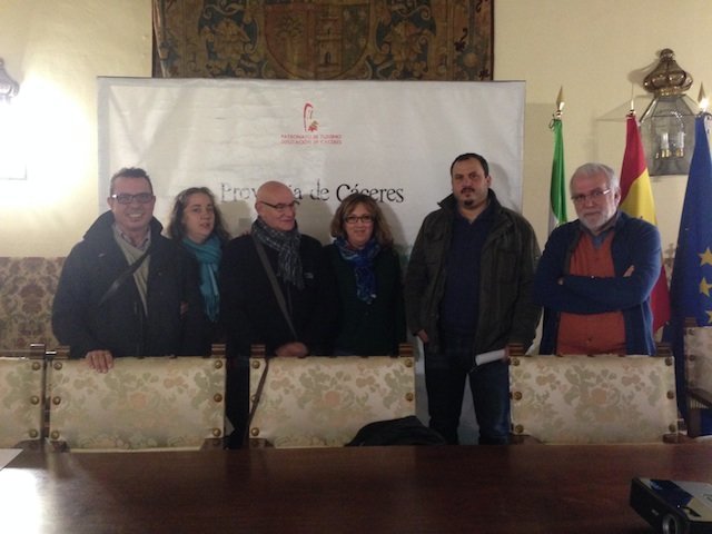 Representantes comarcales y miembros de Turisgata con técnicos de la Diputación. ARCHIVO
