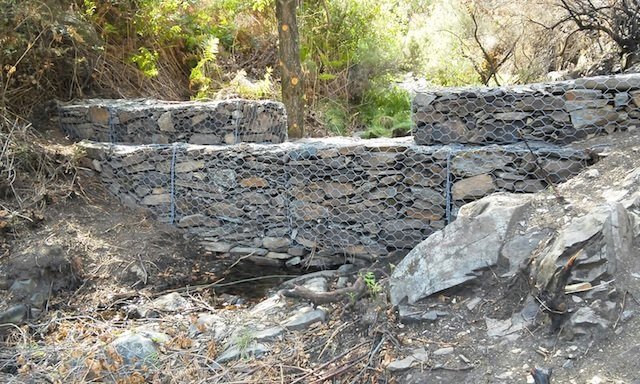 Muros de contencion en los regatos que bajan a la presa acebana del Prado de las Monjas. www.sierradegatadigital.es
