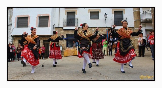 Un momento de la actuación folklórica en el Festival Solidario Reverdeceremus, celebrado los días 10 y 11 en Acebo y Hoyos, respectivamente. Imagen del sábado, 10 de octubre, en Acebo. ANHER para www.sierradegatadigital.es                     