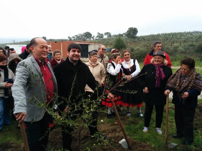 Alcalde y párroco plantan juntos un acebúche en la Fiesta del Árbol 2016 en Villanueva de la Sierra