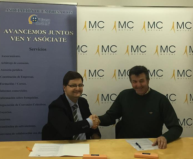 Manuel Cayuela, presidente de Arigata, y Eduardo Vidal, director general de MC Mutual, tras la firma del convenio