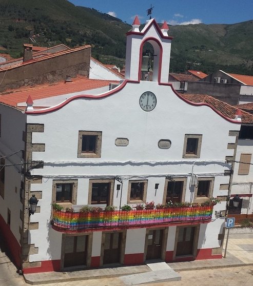 El ayuntamiento de Valverde luce la bandera LGTBI en apoyo al colectivo