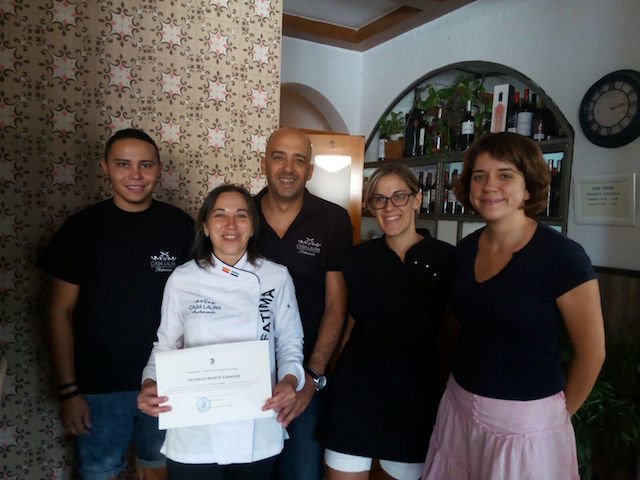 El equipo del restaurante Casa Laura con con Coral Antúnez, teniente alcalde de Valverde del Fresno