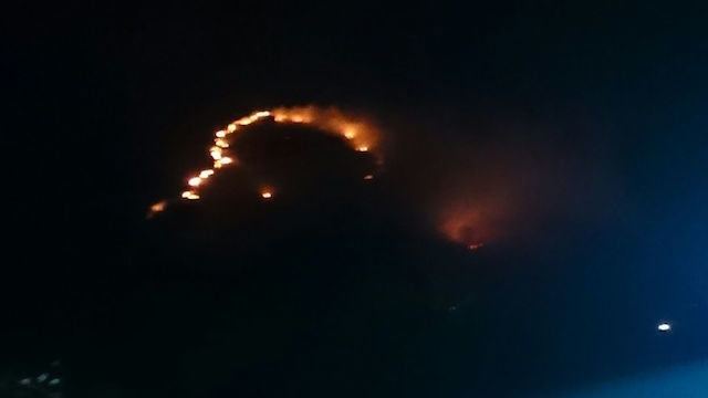 Vista del incendio en San Martín de Trevejo desde el mirador que sube a Jálama