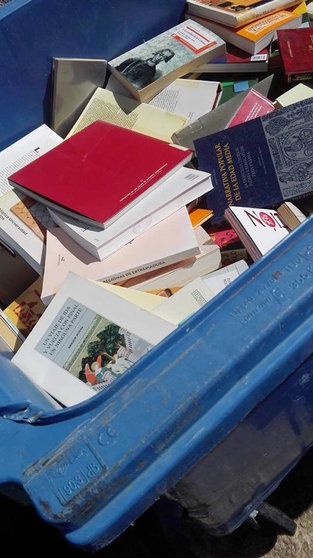 LIbros de la biblioteca municipal arrojados a la basura por el ayuntamiento