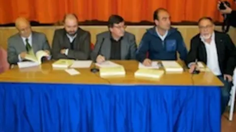 Juli&aacute;n Puerto, en el centro, en la presentaci&oacute;n de su anterior novela