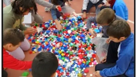 Tapones solidarios en Perales y en Hoyos