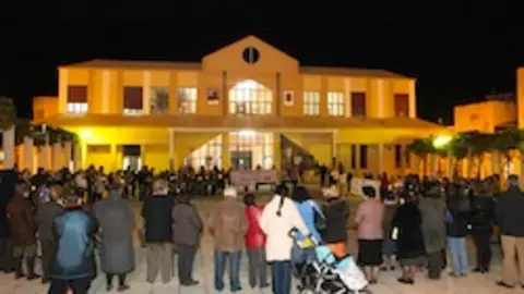 C&iacute;rculo del silencio contra la violencia machista organizado por C&aacute;ritas en Coria