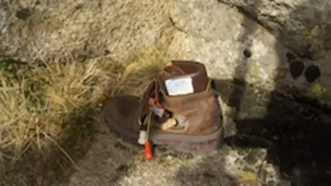 Bel&eacute;n en el pico de J&aacute;lama colocado por los senderistas. AGUST&Iacute;N FLORES