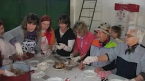 Mujeres colaboran en la matanza tradicional de Hern&aacute;n Perez. ARCHIVO