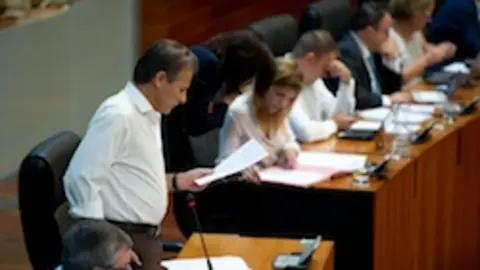 , Pedro Escobar pregunta al presidente pleno asamblea 20-09-12.jpg