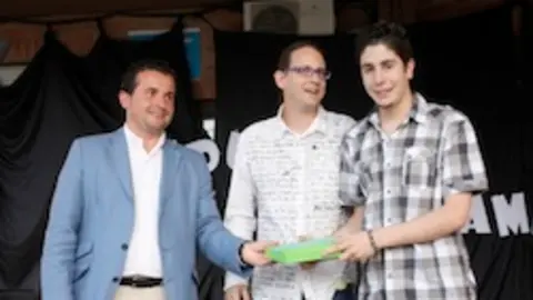 , entrega del premio al mejor expediente de Bachillerato, David Garc&iacute;a, por parte de alcalde y director.jpg