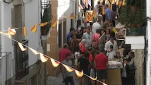 Mercadillo en Hoyos. ARCHIVO