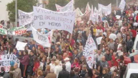Multitudinaria manifestaci&oacute;n convocada por la plataforma IES en Hoyos ya!!