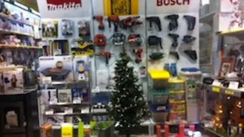 Escaparate de la ferreter&iacute;a Autofer las pasadas Navidades