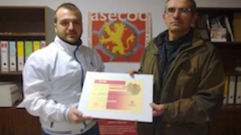 El presidente de ASECOC entrega el cheque solidario a C&aacute;ritas Coria