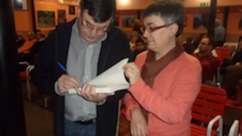 Juli&aacute;n Puerto firma su &uacute;ltimo libro. LAUREANO FERN&Aacute;NDEZ