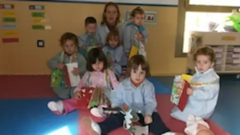 J&oacute;venes estudiantes en la EI Valle del &Aacute;rrago