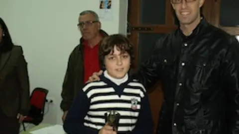 El concejal Rub&eacute;n Blanco con el joven campe&oacute;n, F&eacute;lix Campa