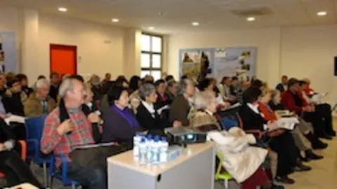 El p&uacute;blico llen&oacute; el Centro Social de Cilleros