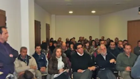 P&uacute;blico asistente a la primera reuni&oacute;n sobre Sierra de Gata, Paisaje Cultural