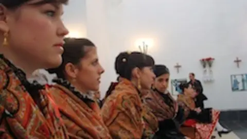 J&oacute;venes durante Las Candelas en La Moheda de Gata. IMAGEN DE ARCHIVO