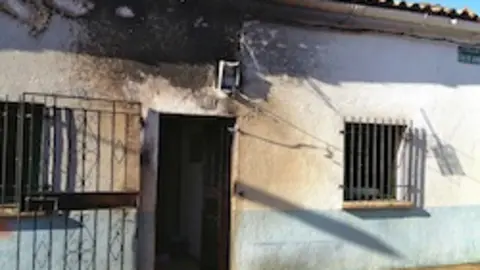 Vivienda incendiada en Villasbuenas de Gata